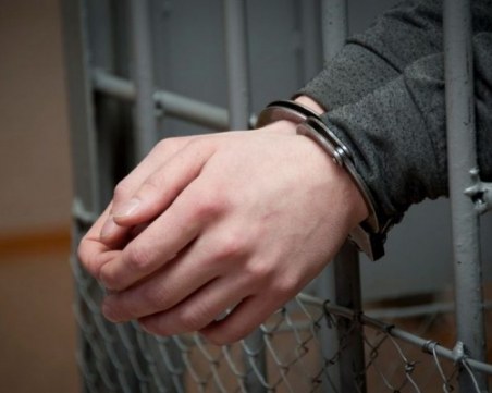 Жена се заби в спряла кола, агресивният й приятел нападна полицаите