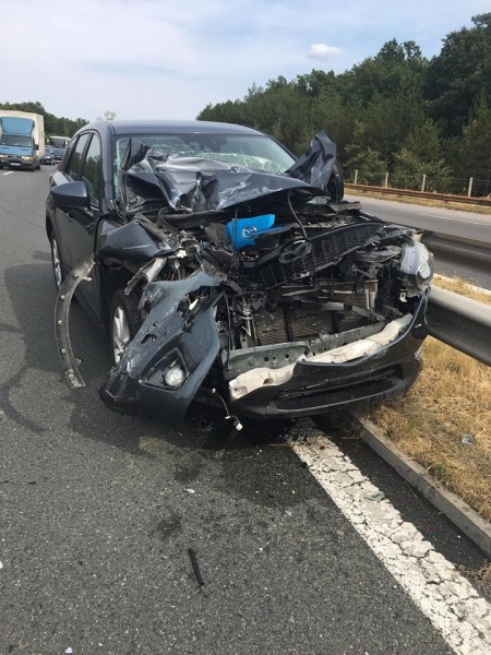 Тежка катастрофа на магистрала Тракия, кола е с размазана предница
