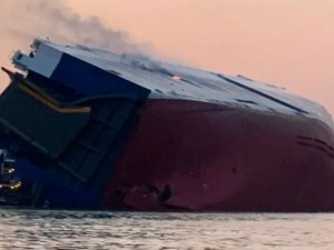 Голям търговски кораб се преобърна край Джорджия