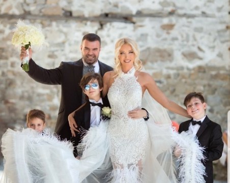 Кристали и пера покриха роклите на Ваня Пейчева за сватбата! Изработката им - 100 работни часа