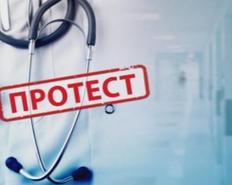 Медсестри на протест пред парламента, полицаи ги подкрепят