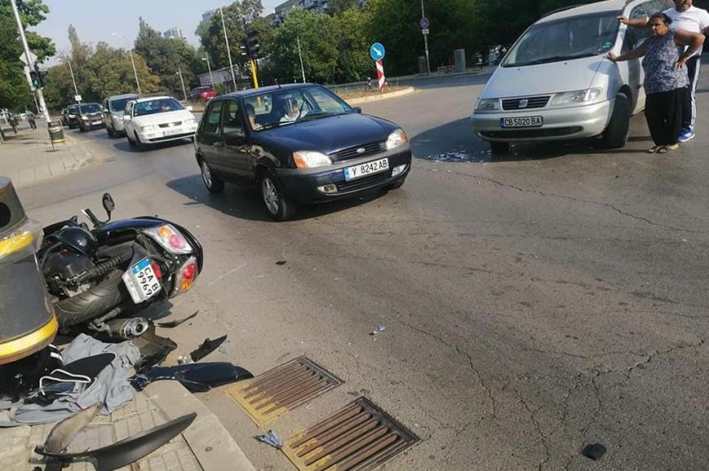 Кола помете моторист пред Онкологията в София