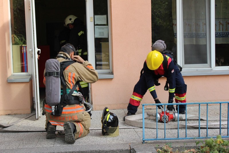 Пловдивски пожарникари евакуираха детска градина в Пловдив, симулираха пожар