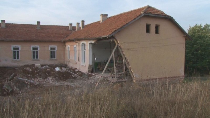 По погрешка: Багер бутна стена на училище в казанлъшко село