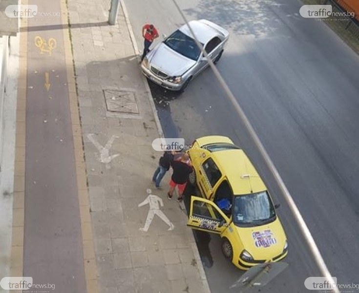 Такси и мерцедес се удариха на възлов булевард в Пловдив