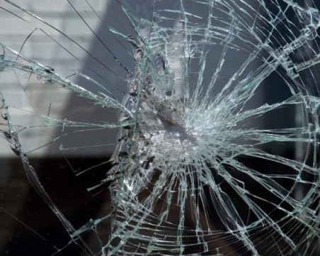 21-годишен замеря с камъни автобус край Карлово, арестуваха го