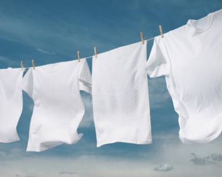 6 трика за снежно бели дрехи, които можете да приложите дори на старите си тоалети