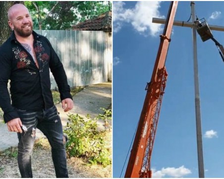 Динко и дружина вдигнаха голям 24-метров кръст в края на родния Ямбол