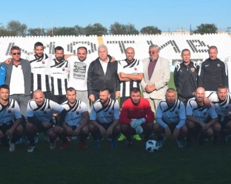 Легенди от няколко поколения гледат ветераните на Локо срещу Динамо Москва