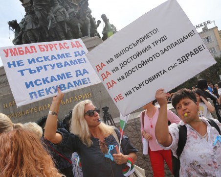 Медсестрите опъват палатки пред парламента, искат поне 1200 лева заплата