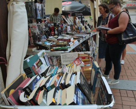 Над 70 издателства очакват столичани на Витошка, стартира 