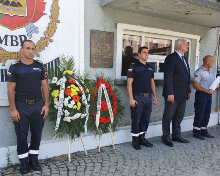 Пловдивските пожарникари почетоха загиналите си колеги на своя празник