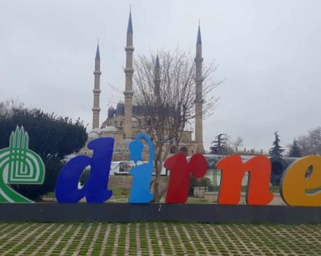 Родители на шопинг туризъм: Тетрадки и раници наполовина по-евтини в Одрин