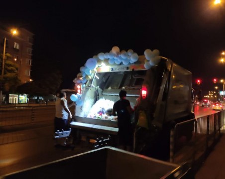 Сватбен боклукчийски камион обиколи София