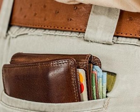 Внимавайте! Източват банковата карта, докато е в джоба