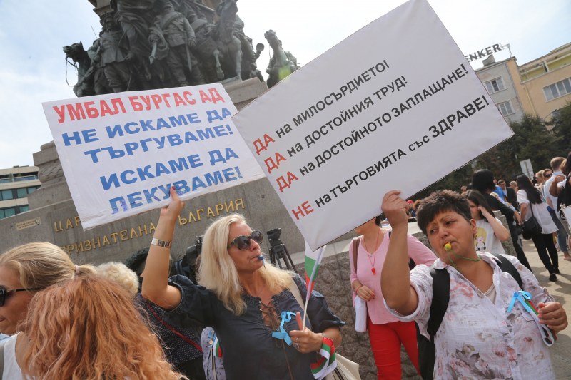 Медсестрите опъват палатки пред парламента, искат поне 1200 лева заплата
