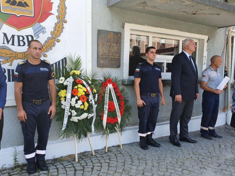 Пловдивските пожарникари почетоха загиналите си колеги на своя празник