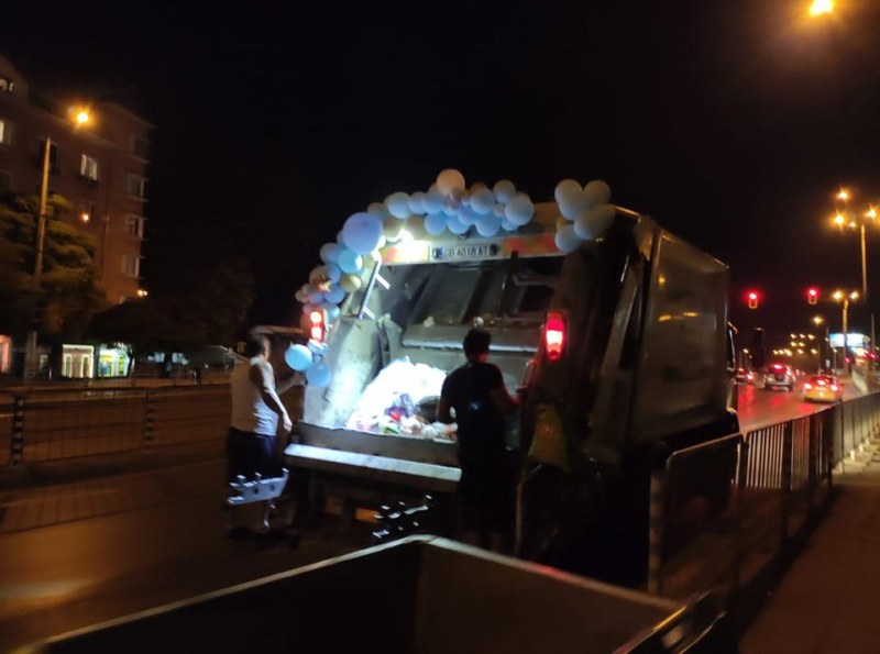 Сватбен боклукчийски камион обиколи София