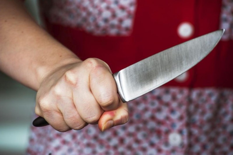 21-годишна намушка с кухненски нож 53-годишния си приятел