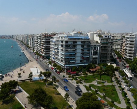 Издирват серийна обирджийка в Солун, която прегръщала жертвите си