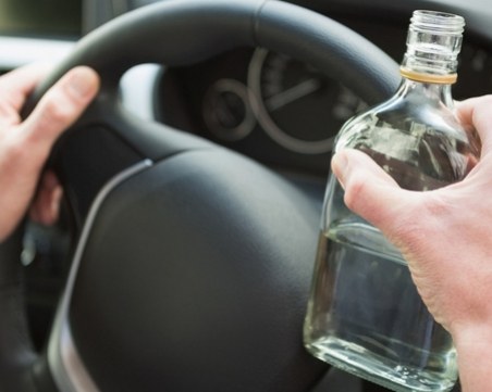 Пиян до козирката се заби в магазин в Казанлък, извади пистолет