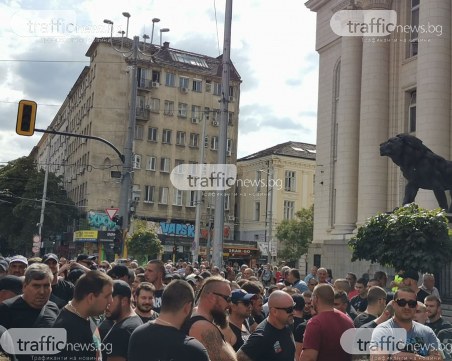 Скандал на протеста пред Съдебната палата, две групи се замерят с обиди и стотинки