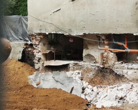 Срути се стена на жилищна сграда в Бургас, евакуираха възрастен мъж