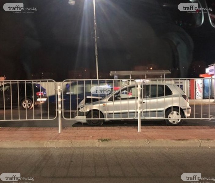Катастрофа на натоварен булевард в Пловдив – кола стои на пътя с разбита предница