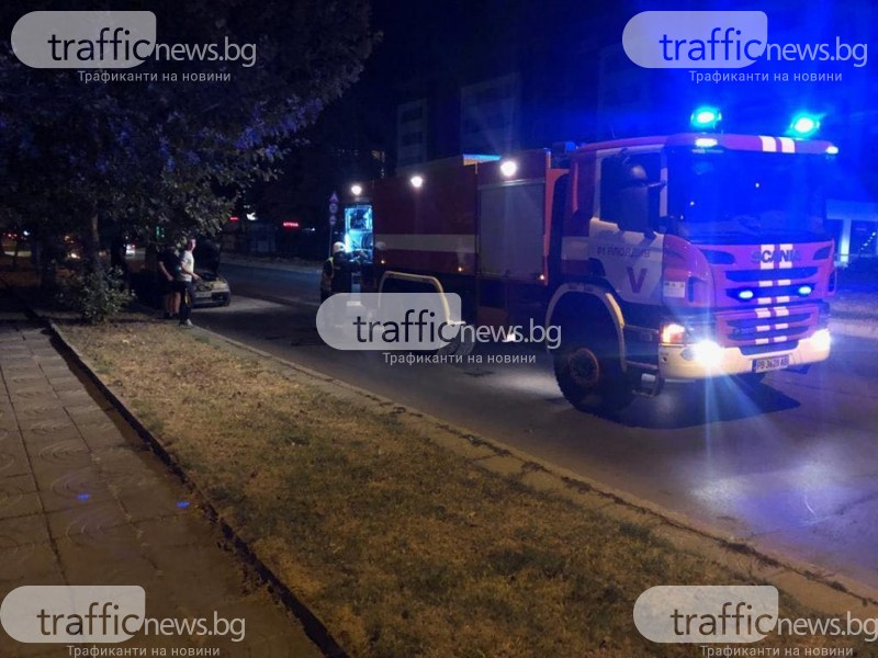 Кола се запали в движение на пловдивски булевард, пожарникари гасят огъня