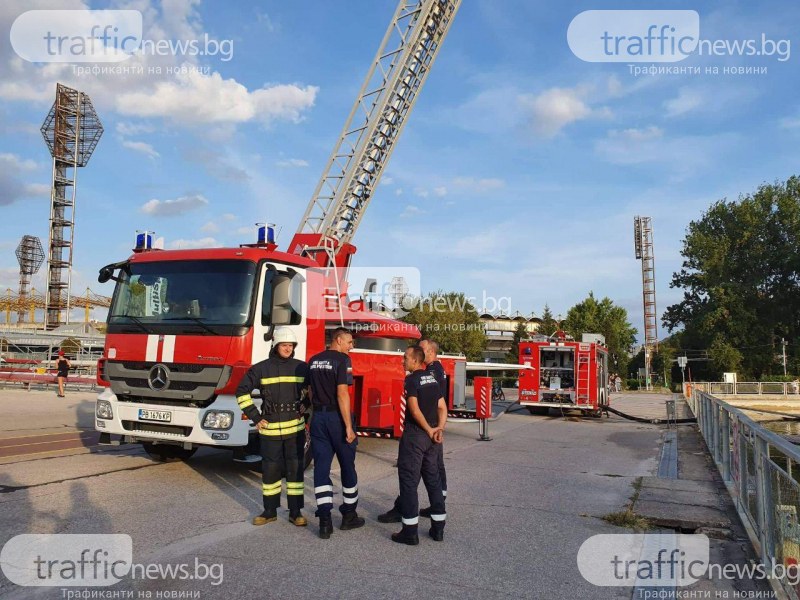 Опашка за селфи с пожарникари, сирени огласиха Гребната база в Пловдив