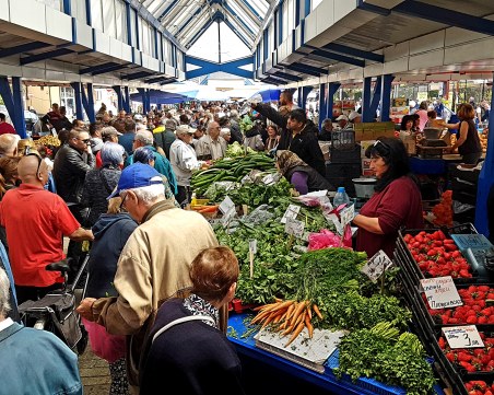 Чуждестранни поети пишат стихове за Женския пазар в столицата