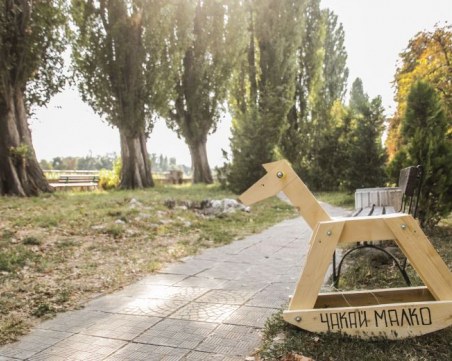 Дървени кончета посрещат деца и възрастни на Марица