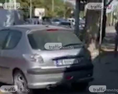 Наглост: Пловдивчанин нагази велоалея и паркира на тротоара