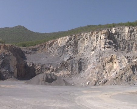 Разкриха незаконна кариера за добив на инертни материали край Шишманци