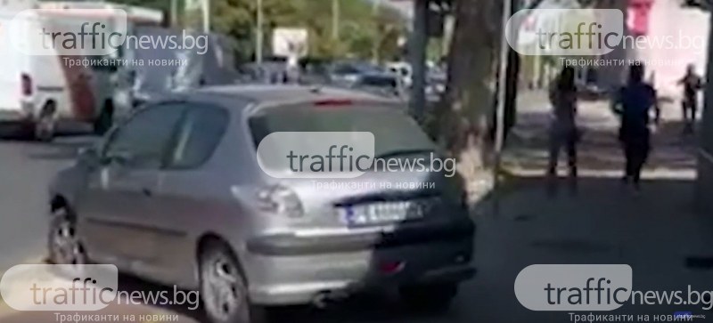 Наглост: Пловдивчанин нагази велоалея и паркира на тротоара