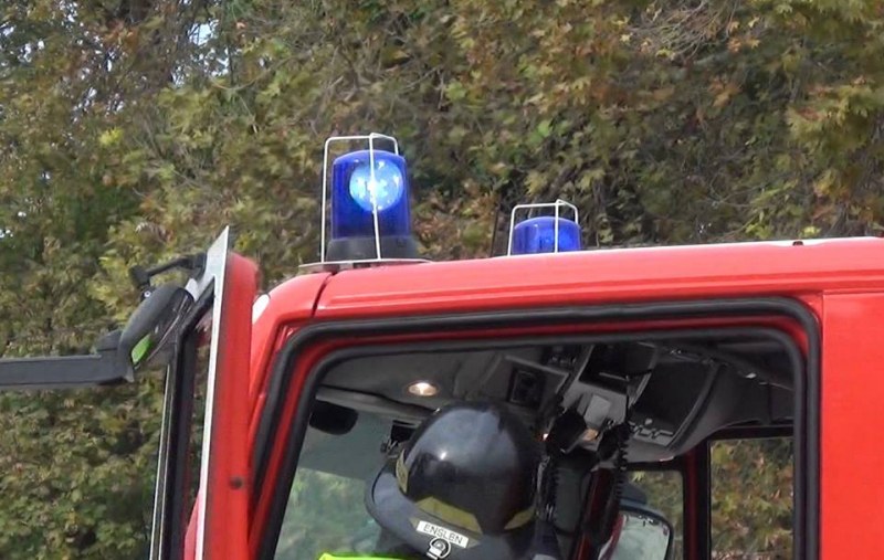 Шест екипа пожарникари се борят с пожара край Котел