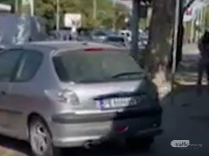 Наглост: Пловдивчанин нагази велоалея и паркира на тротоара