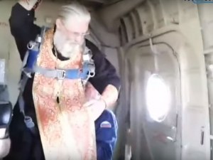 Свещеник изсипа 70 литра осветена вода над руски град, пази жителите от алкохолизъм