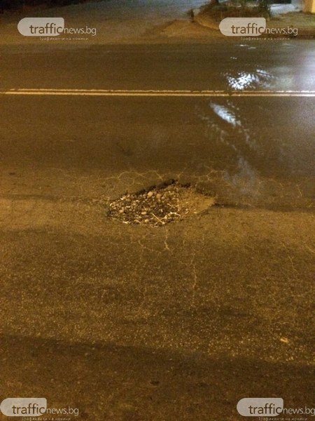 Внимание! Коварна дупка реже гуми на прясно асфалтирана улица в София