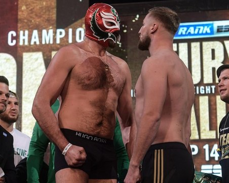 Фюри се прави на мексикански кечист на кантара преди мача с Валин