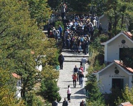 Хиляди вярващи се стекоха на Кръстова гора