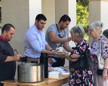 Курбан за здраве раздадоха в храм 