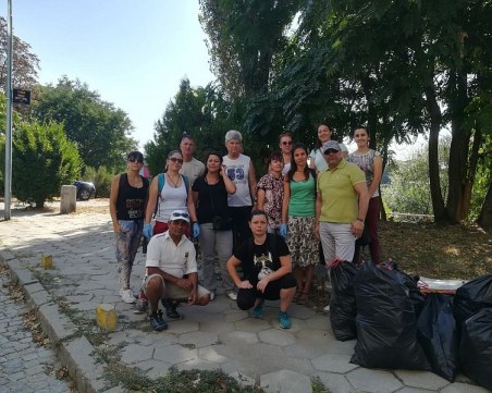 Министър Димов чисти пловдивски парк, чиновници излъскаха Дановия хълм и поречието на Марица