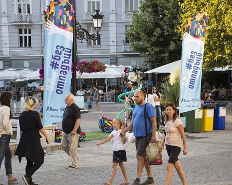 Снимка срещу обещание за рециклиране на отпадъци напомня на посетителите на НОЩ/Пловдив да пазят чистота