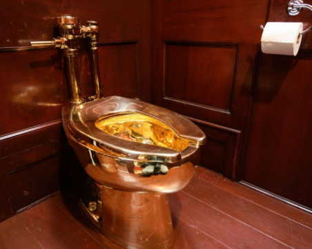 Задигнаха 18-каратова златна тоалетна от английски дворец