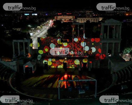 Жонгльори с огън и визуални спектакли на Античния театър плениха хиляди на НОЩ/Пловдив