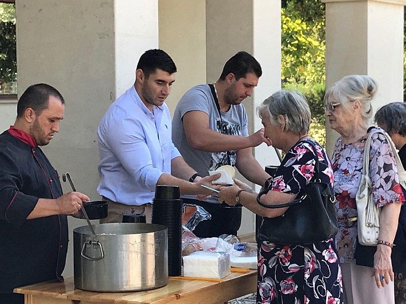 Курбан за здраве раздадоха в храм 