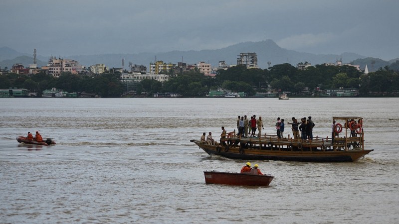 12 загинаха след обръщане на туристическа лодка