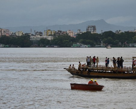 12 загинаха след обръщане на туристическа лодка