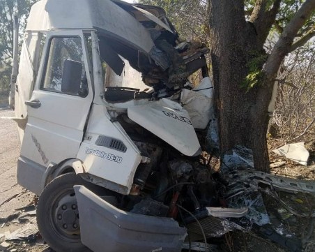 20-годишен се блъсна в дърво, вадиха го екипи на пожарната